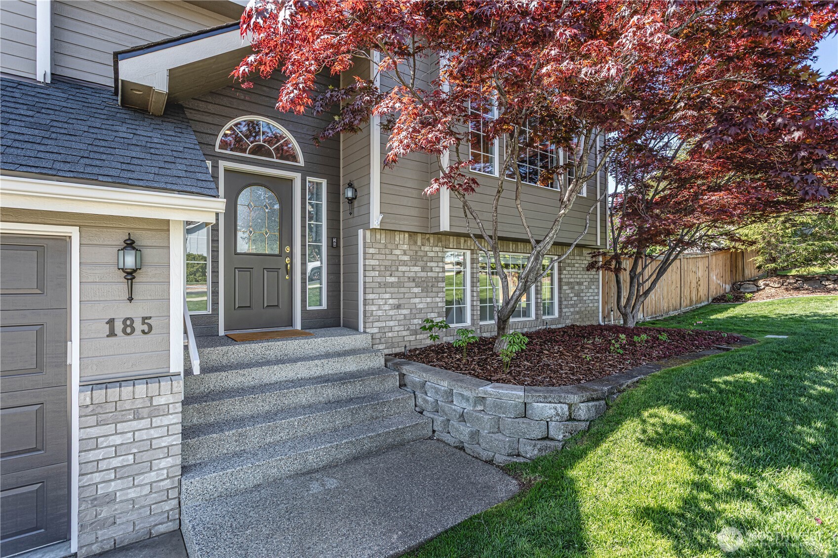 185 Fox Run Wenatchee, WA 98801 - Photo 2 of 39 a front view of a house with garden
