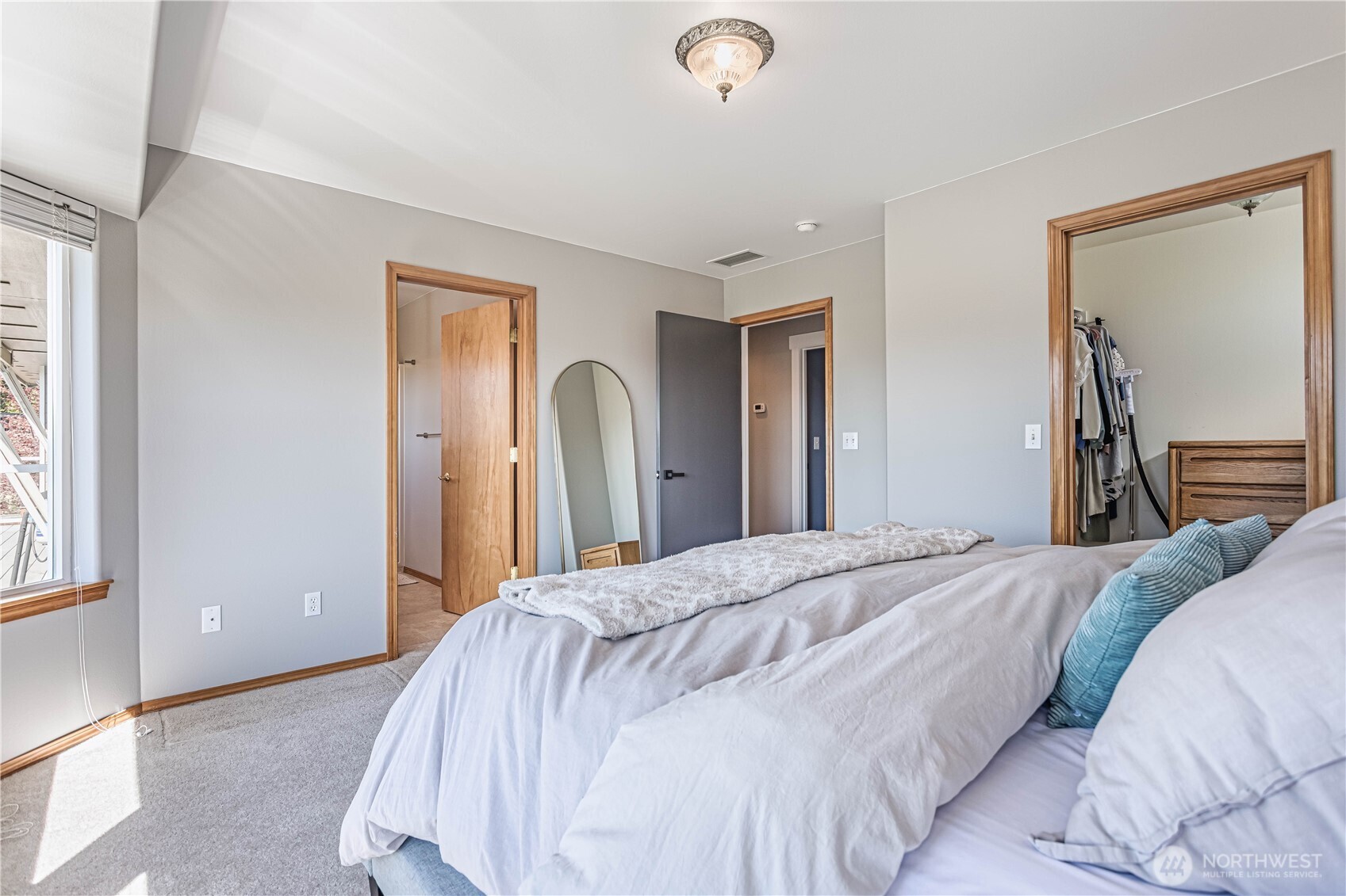 185 Fox Run Wenatchee, WA 98801 - Photo 22 of 39 a bedroom with a bed and a large mirror