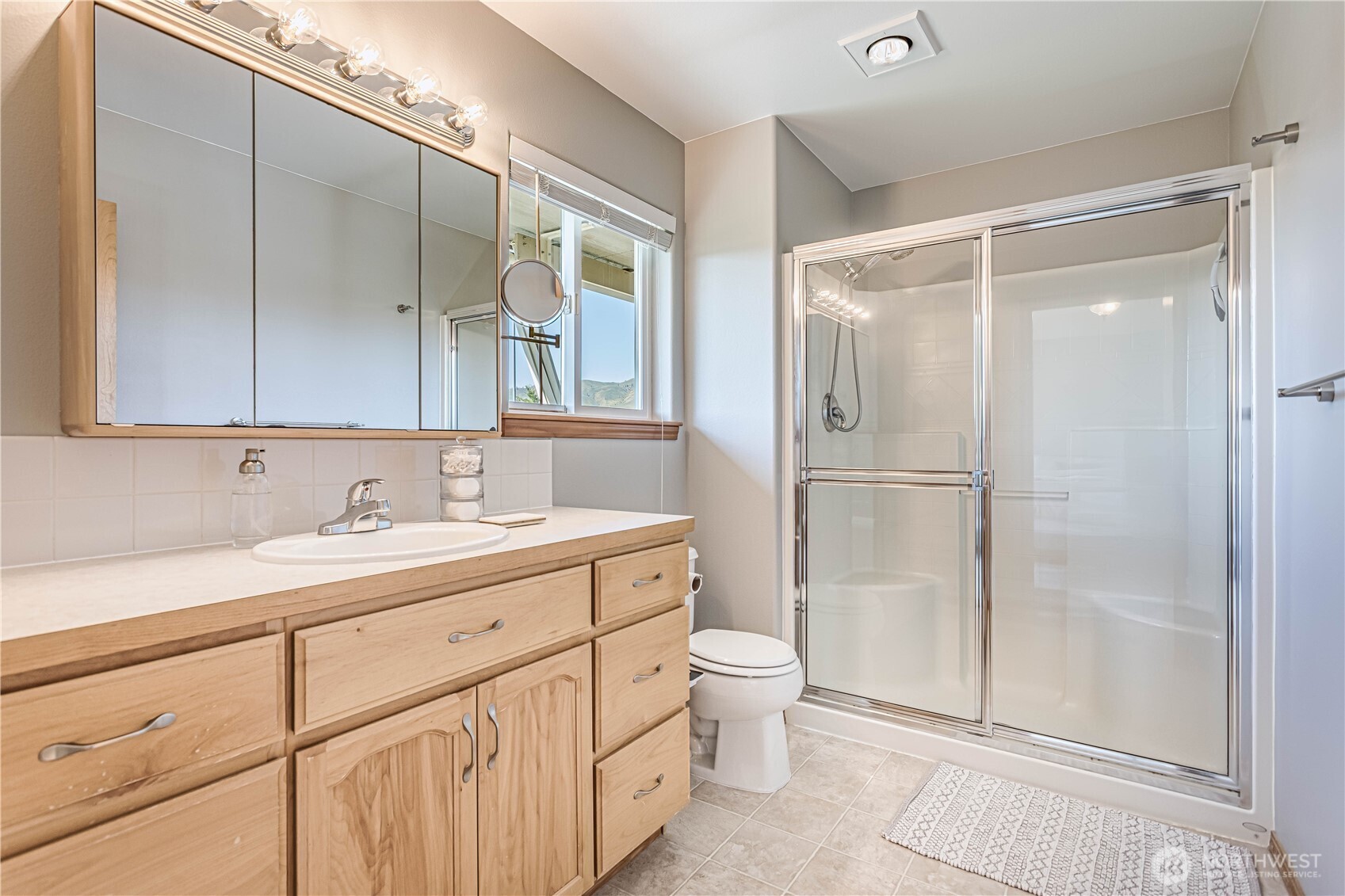 185 Fox Run Wenatchee, WA 98801 - Photo 23 of 39 a bathroom with a shower sink vanity and mirror