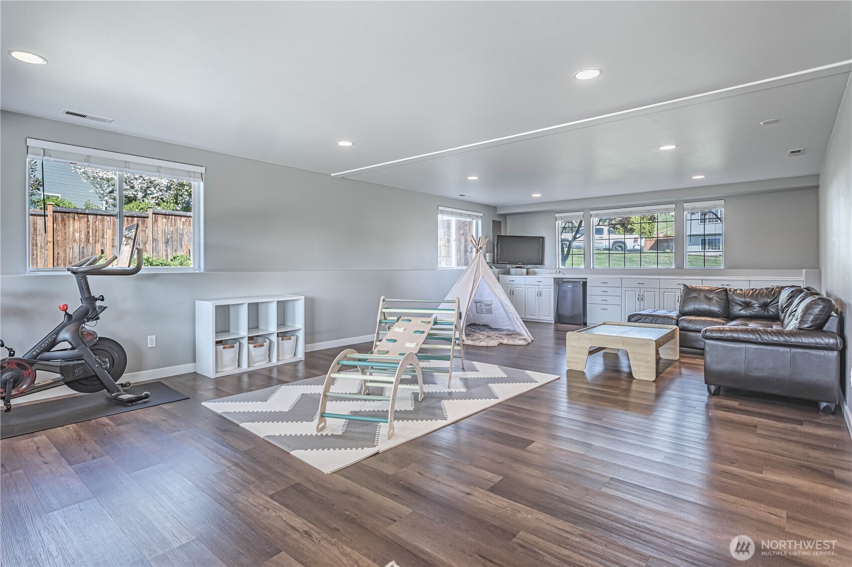 185 Fox Run Wenatchee, WA 98801 - Photo 26 of 39 a living room with furniture and a wooden floor