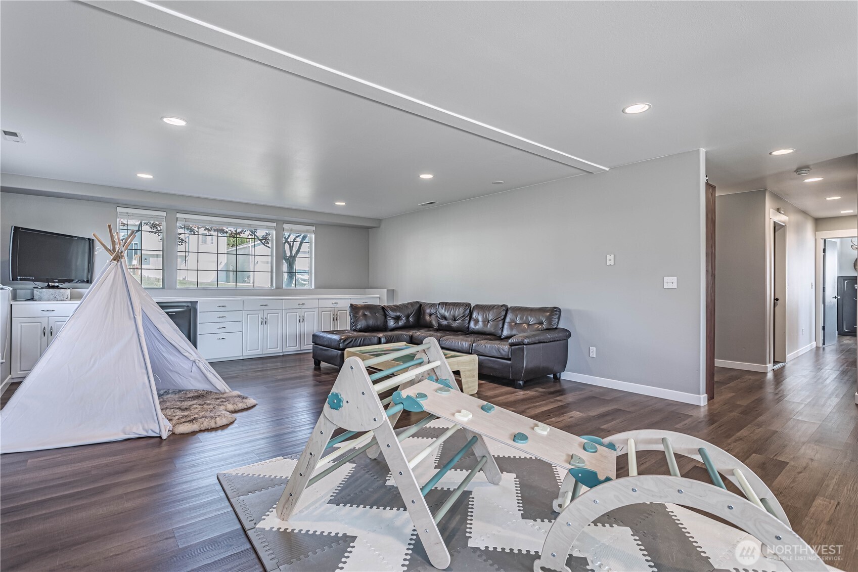 185 Fox Run Wenatchee, WA 98801 - Photo 27 of 39 a living room with furniture and a wooden floor