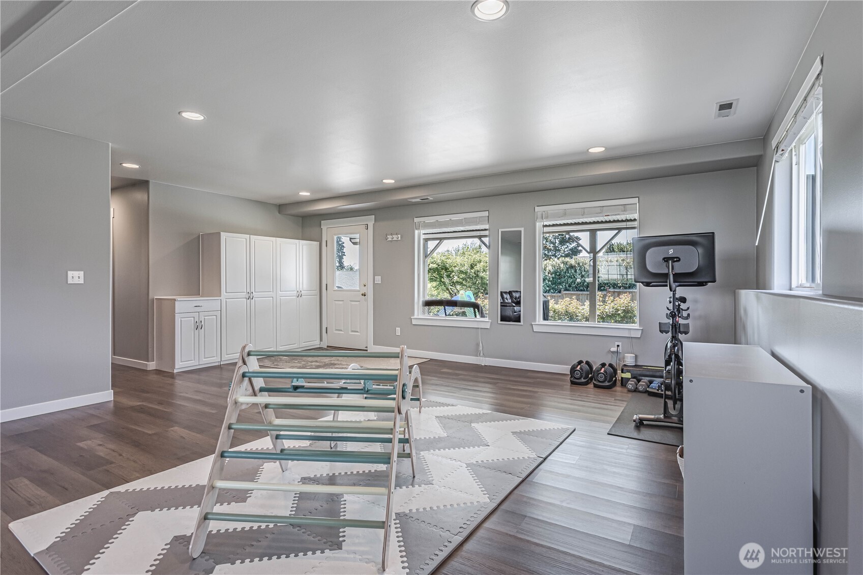 185 Fox Run Wenatchee, WA 98801 - Photo 28 of 39 a living room with furniture and a large window