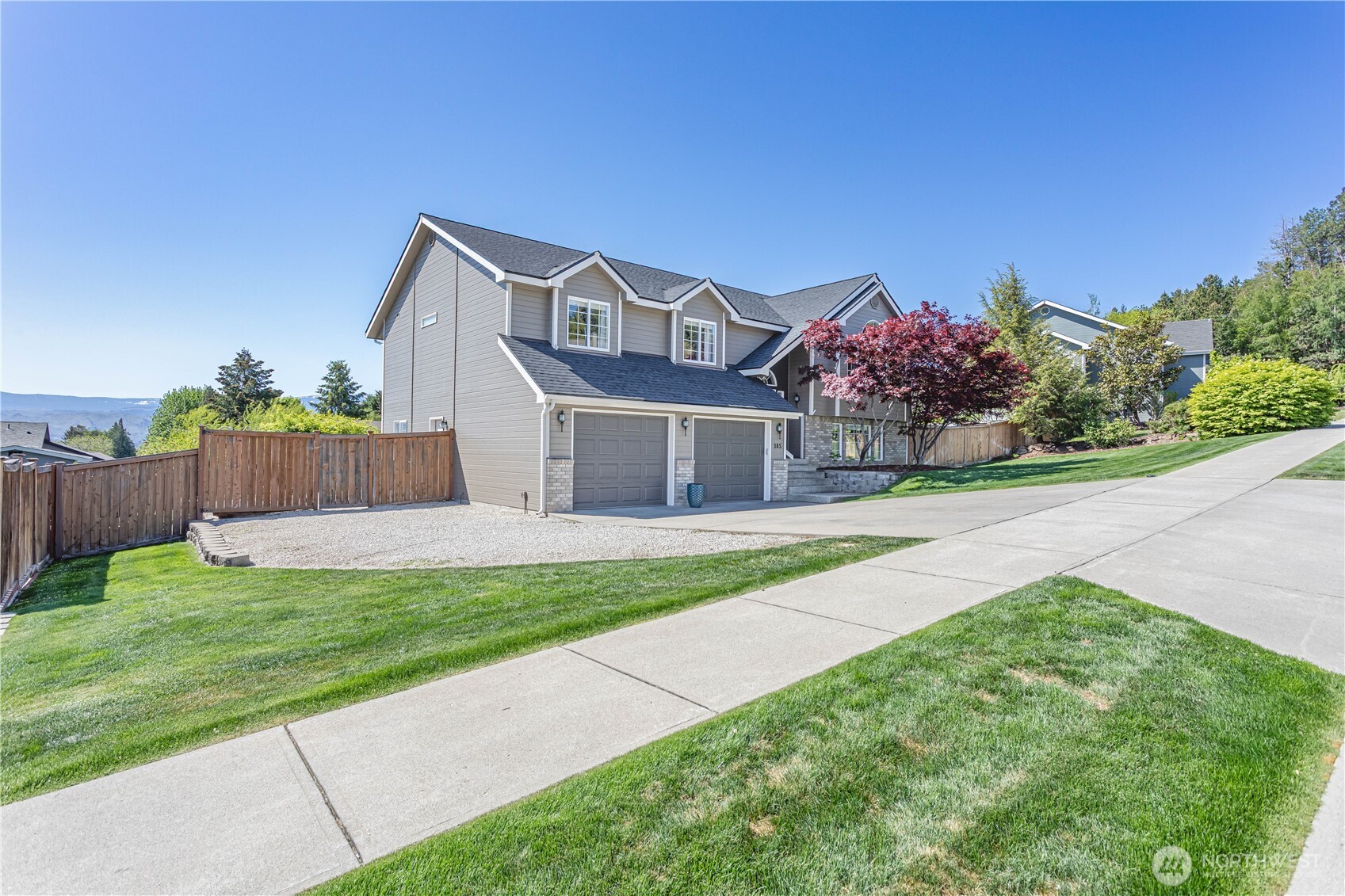 185 Fox Run Wenatchee, WA 98801 - Photo 3 of 39 a front view of house with yard and car parked