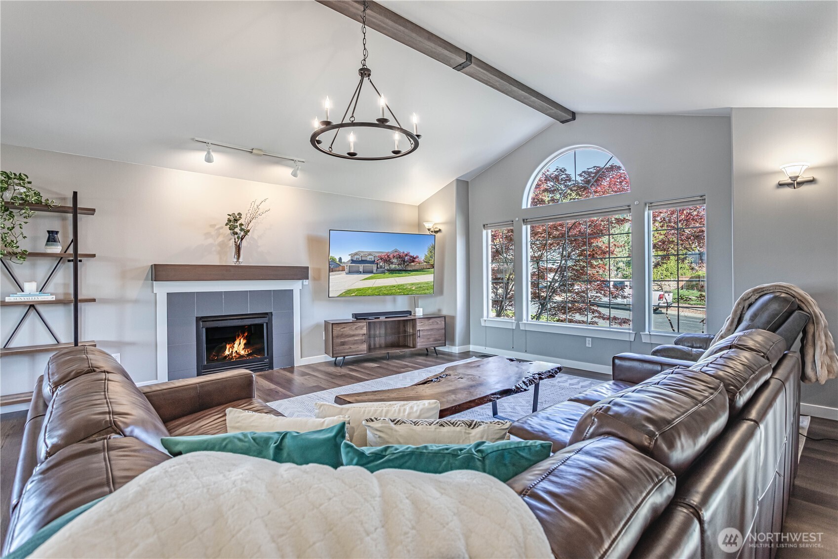 185 Fox Run Wenatchee, WA 98801 - Photo 9 of 39 a living room with furniture a fireplace and a large mirror