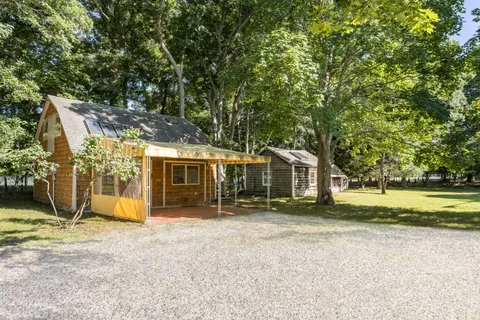 $1,600,000 | 54 Old Stone Highway, East Hampton, NY 11937