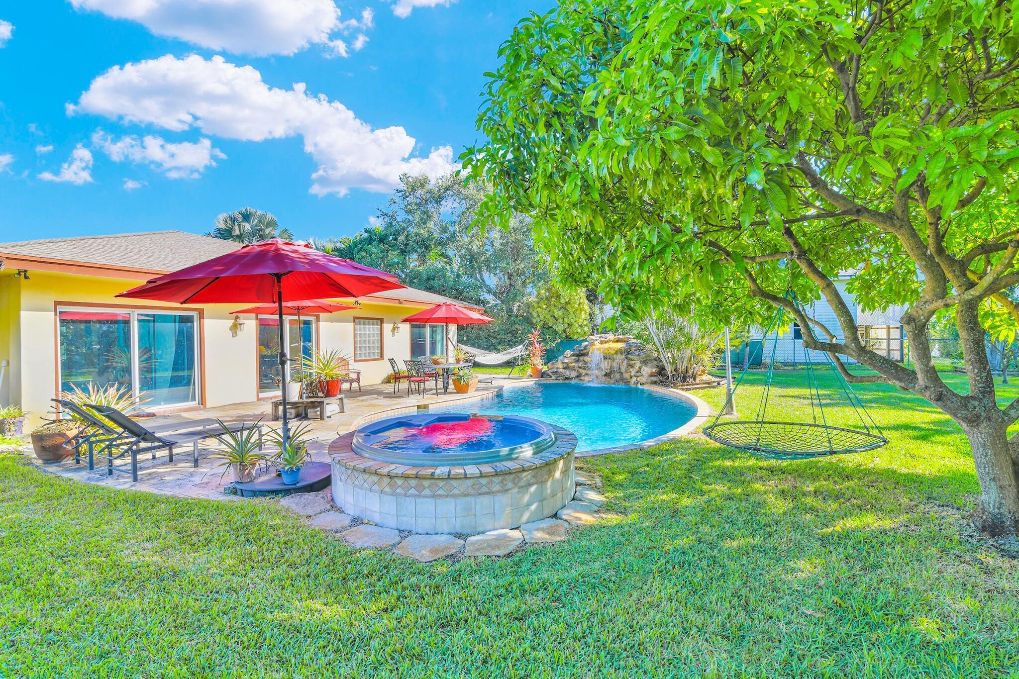 916 Roberts Road Delray Beach, FL 33483 - Photo 21 of 26 Private Spa and Pool