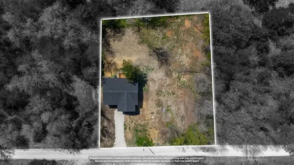 a view of a pathway of a house