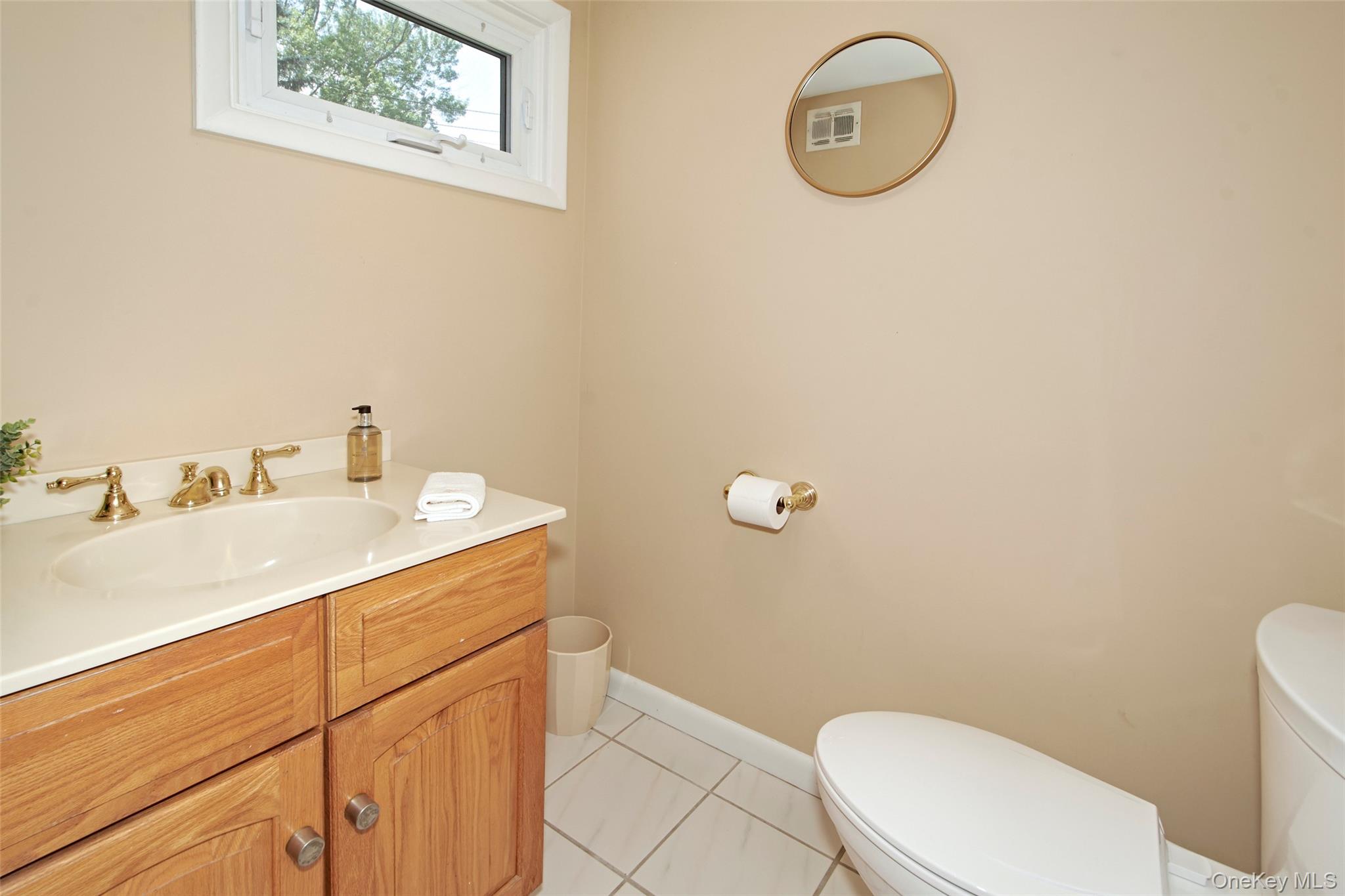 3 Bonwit Road Rye Brook, NY 10573 - Photo 5 of 31 Powder room off main foyer