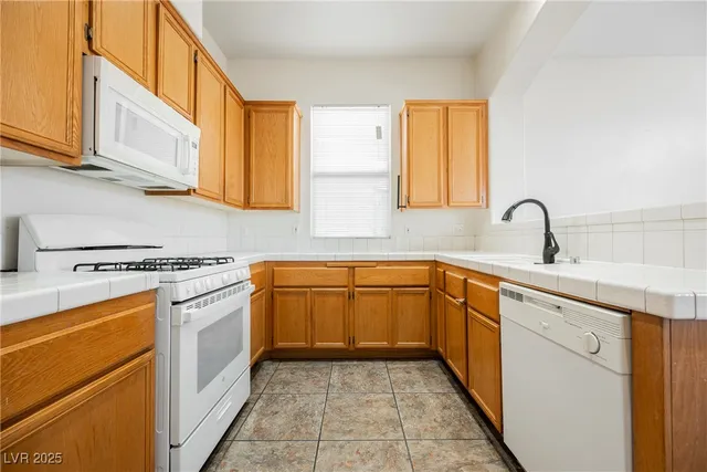 $1,950 | 9716 Panorama Cliff Drive, Las Vegas, NV 89134