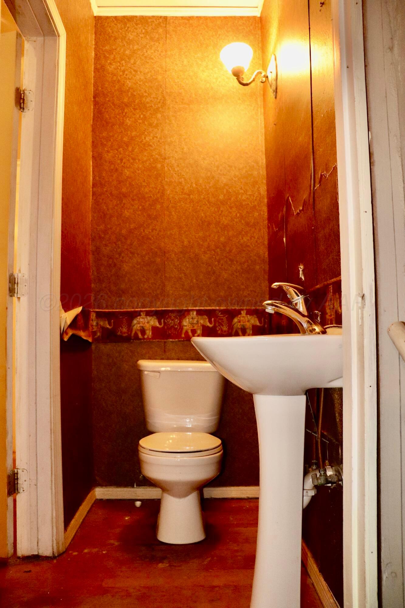 1912 South Tyler Street Amarillo, TX 79109 - Photo 51 of 74 amarillo-tx-historic-home-bathroom-3