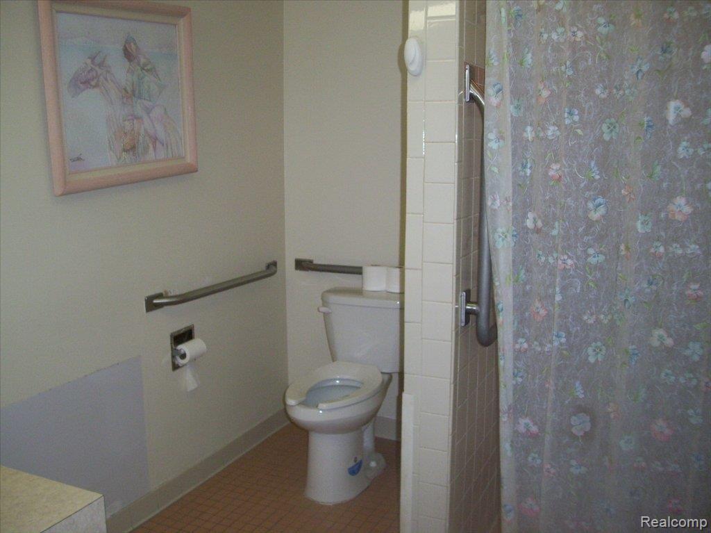 2650 Walbridge Drive Rochester, MI 48307 - Photo 12 of 12 Bath