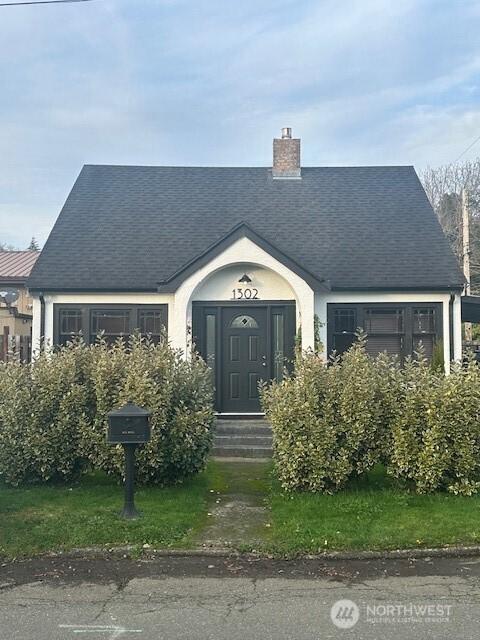 a view of a house with a yard