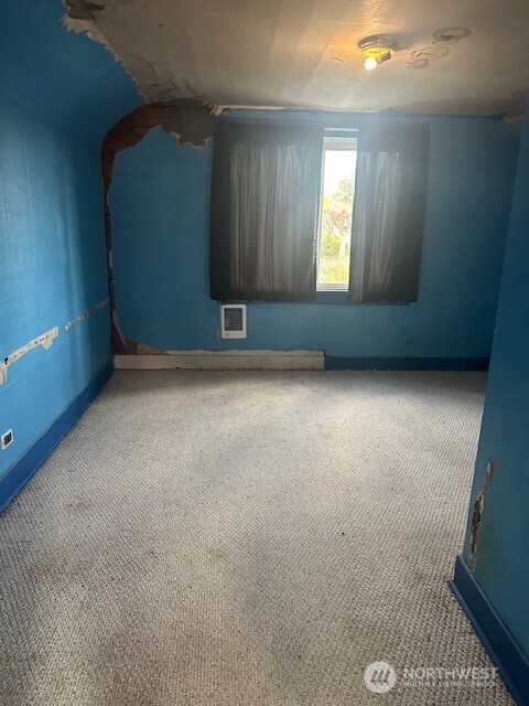 1302 West 5th Street Aberdeen, WA 98520 - Photo 21 of 26 an empty room with windows