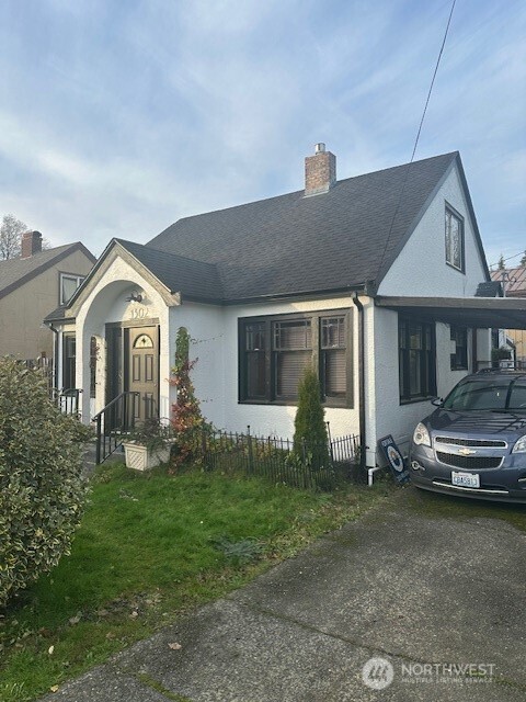 1302 West 5th Street Aberdeen, WA 98520 - Photo 3 of 26 a front view of a house with garden