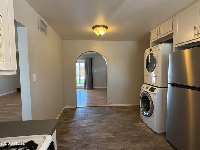 a view of empty room with washer and dryer