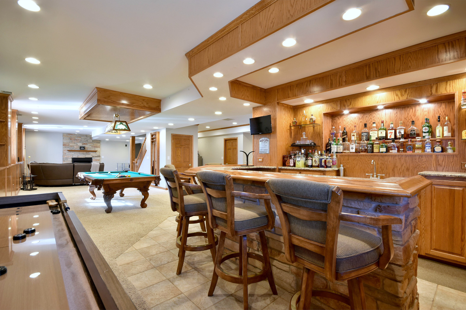 781 Hayrack Drive Algonquin, IL 60102 - Photo 39 of 54 a dining area with a table and chairs in it
