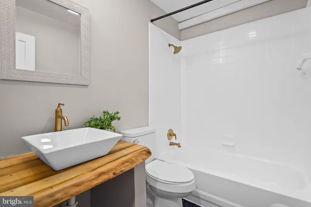 a bath room with a toilet
