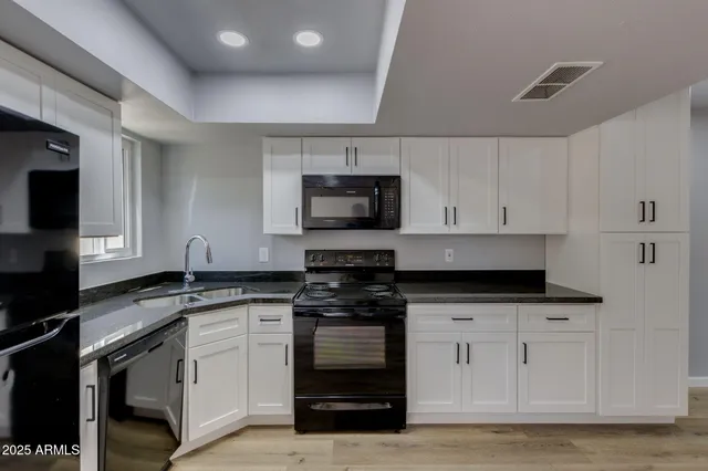 $1,700 | 3048 East Beck Lane, Unit 8, Phoenix, AZ 85032