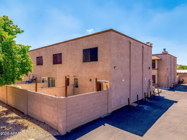 $1,700 | 3048 East Beck Lane, Unit 8, Phoenix, AZ 85032