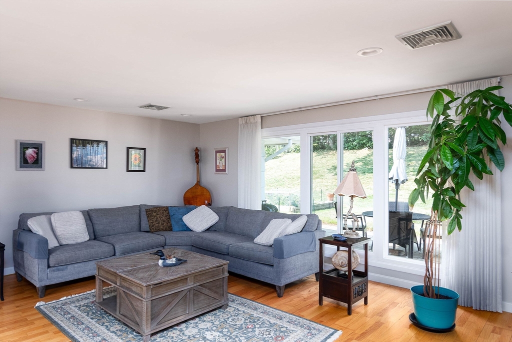 49 Barry Road Worcester, MA 01609 - Photo 11 of 37 Gallery Image 11