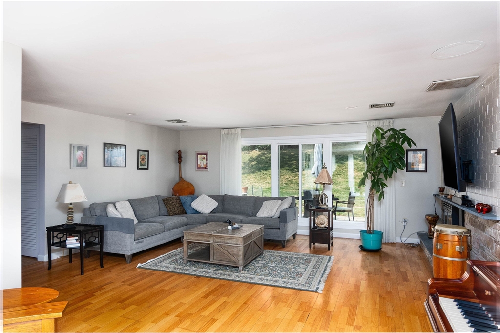 49 Barry Road Worcester, MA 01609 - Photo 12 of 37 Gallery Image 12