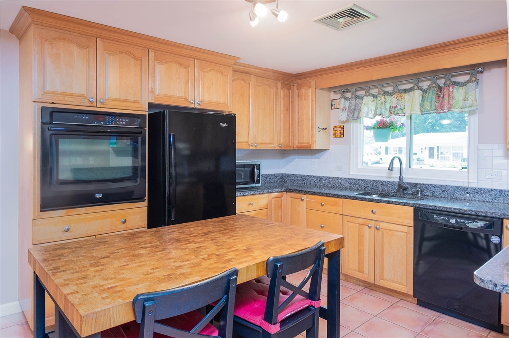 49 Barry Road Worcester, MA 01609 - Photo 13 of 37 Gallery Image 13