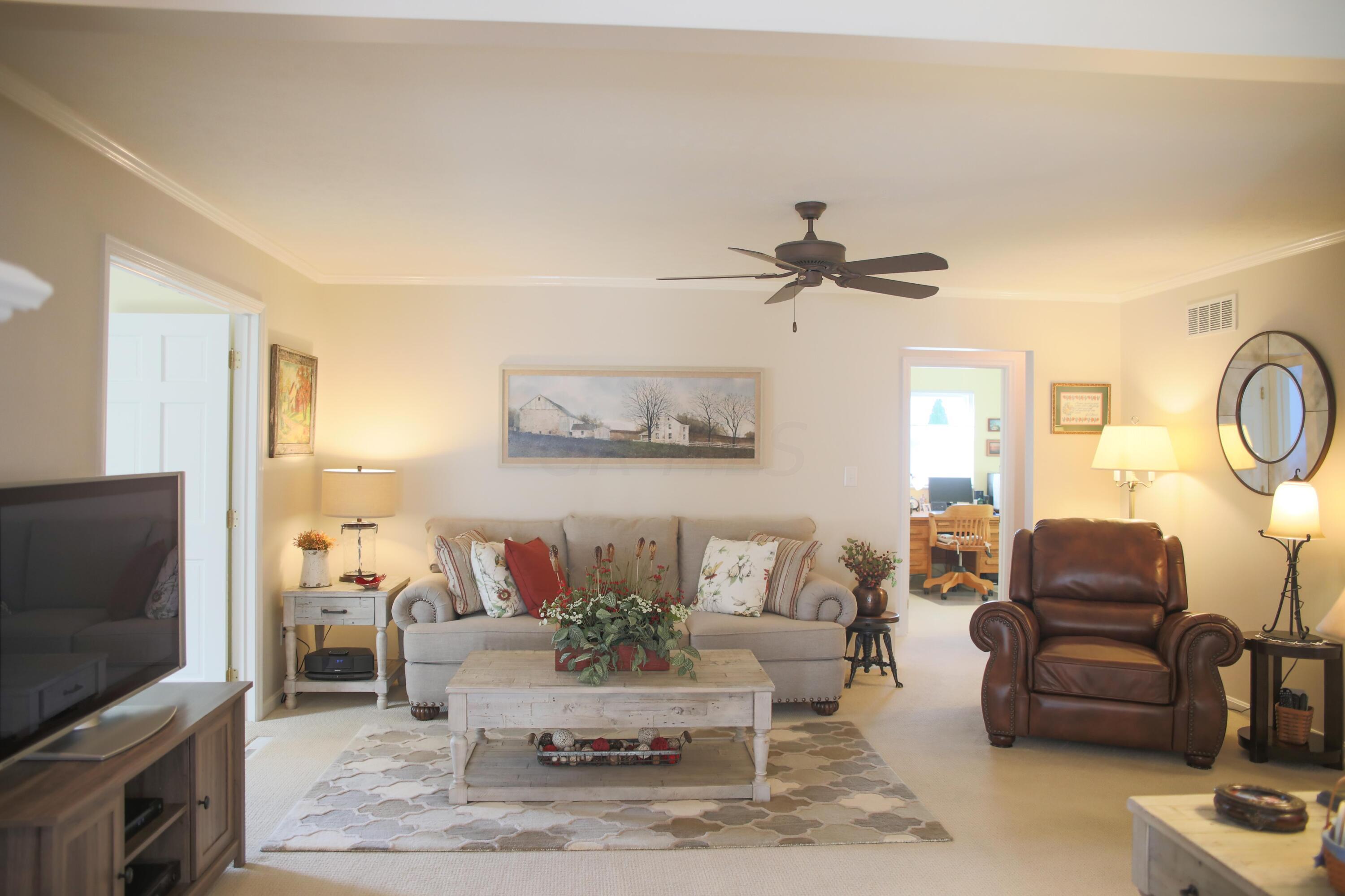 768 South Hampton Road Newark, OH 43055 - Photo 7 of 40 Living room