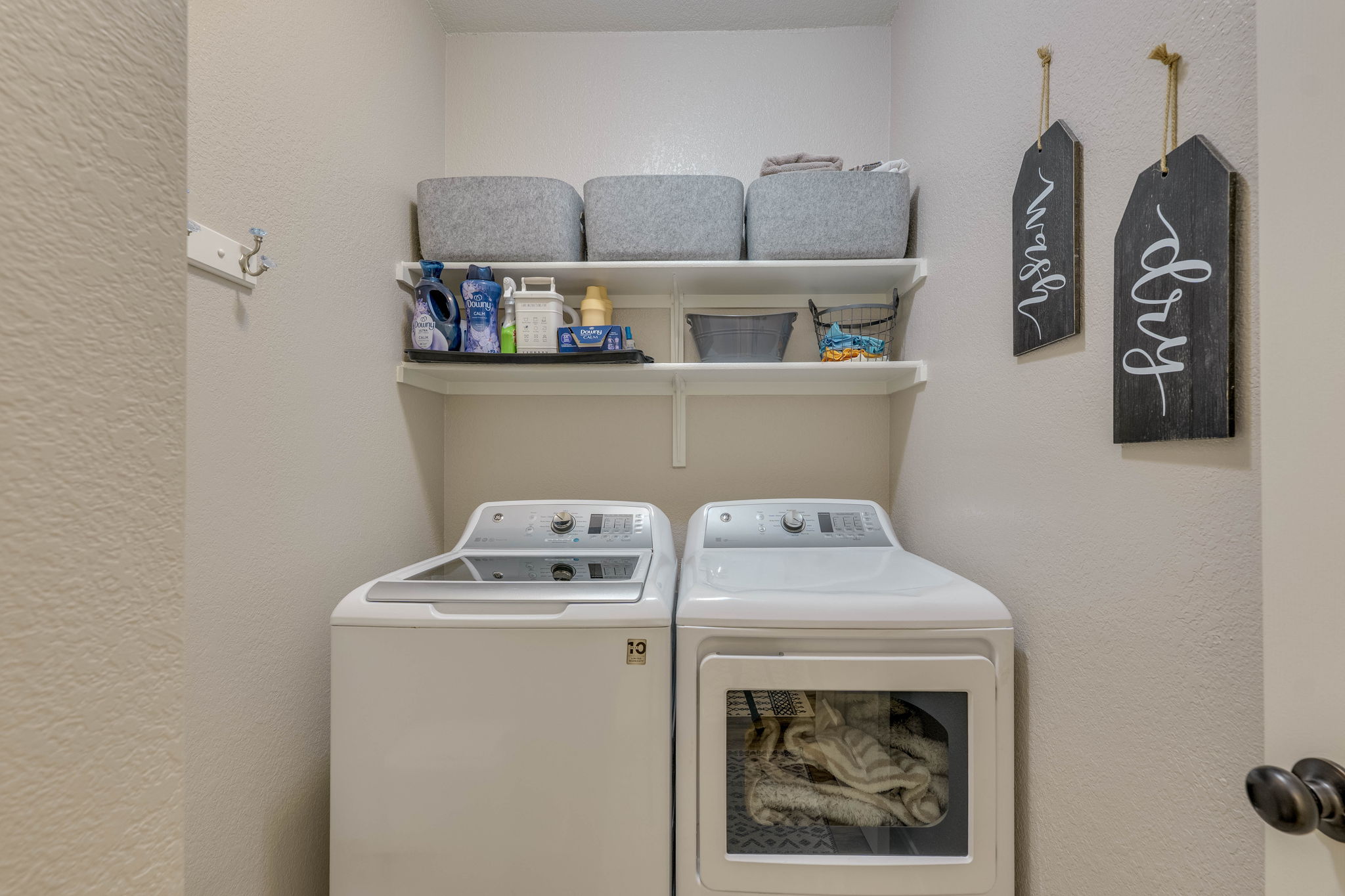 703 Ridge View Drive Leander, TX 78641 - Photo 20 of 39 Laundry area with a textured wall and separate washer and dryer