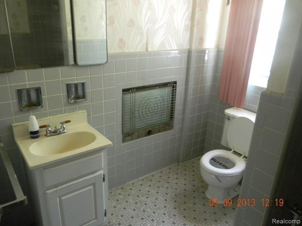 15025 Stahelin Road Detroit, MI 48223 - Photo 8 of 20 DSCN9510.JPG