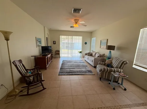 $2,050 | 6928 Surrey Oak Drive, Apollo Beach, FL 33572