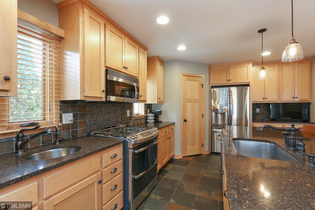 1042 Ruggles Street Roseville, MN 55113 - Photo 8 of 33