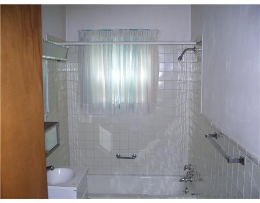 811 Guys Run Road Pittsburgh, PA 15238 - Photo 5 of 7 Full Bath.
