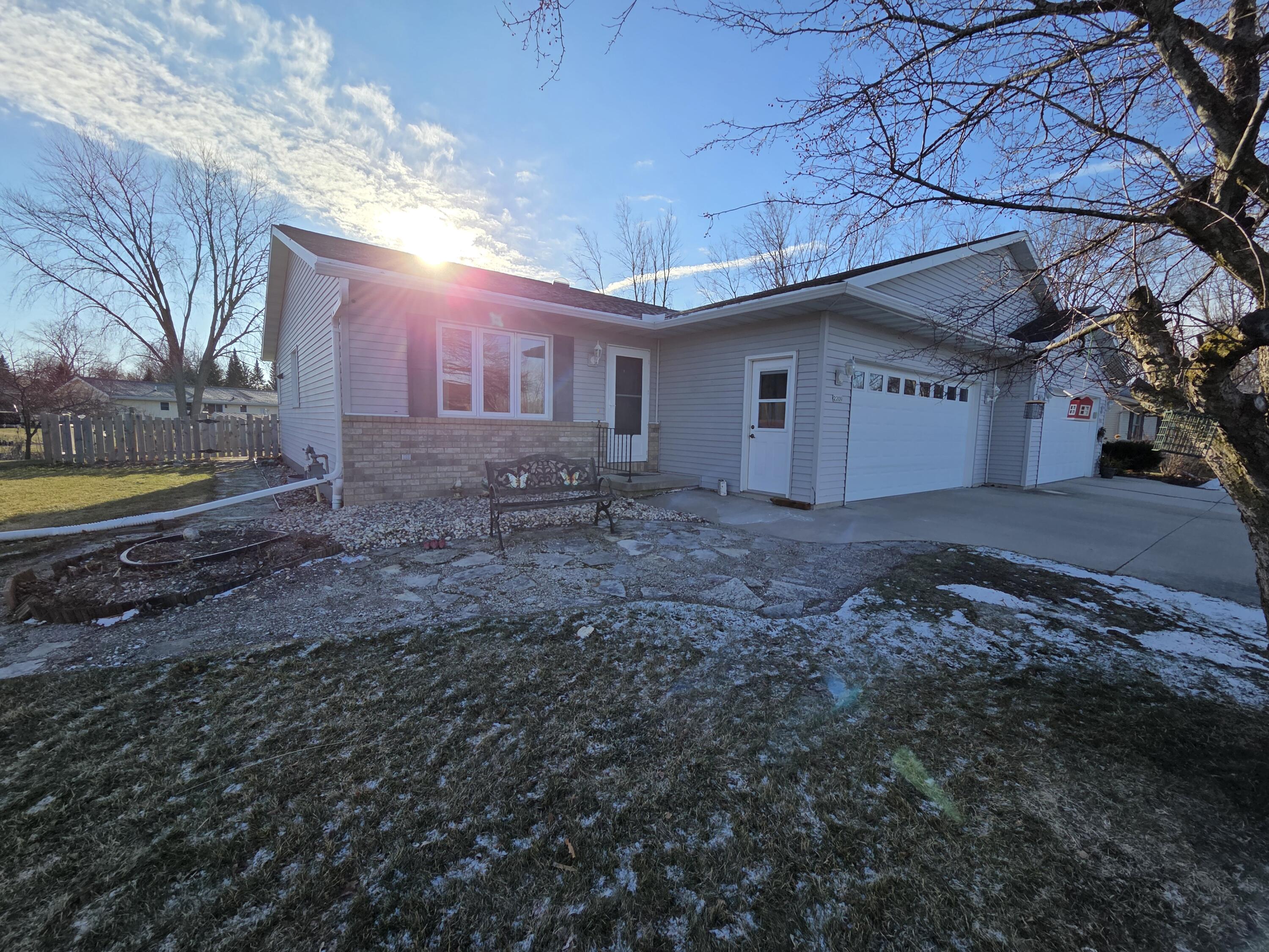 2209 Virginia Drive Manitowoc, WI 54220 - Photo 2 of 27 20260115_092917