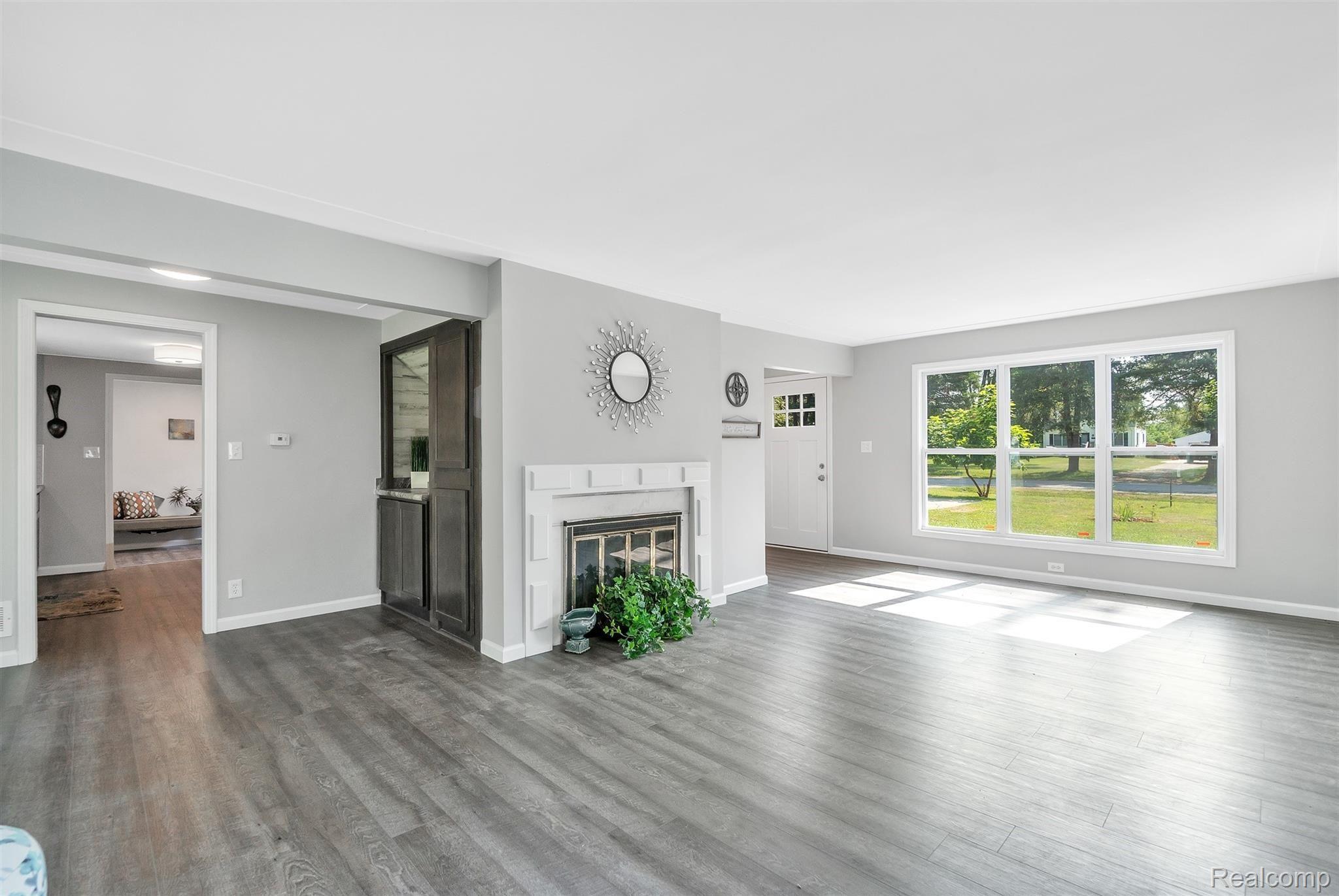 2467 Covert Road Burton, MI 48509 - Photo 7 of 27 08-2467 Covert Rd-windowstill-reale.jpg