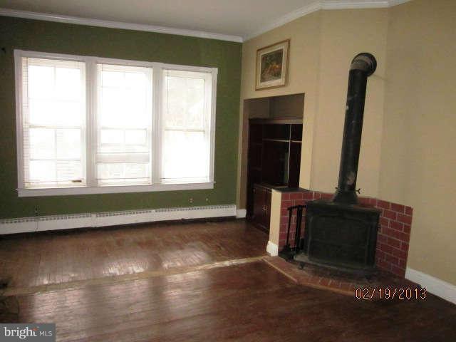 22022 Dickerson Road Dickerson, MD 20842 - Photo 3 of 23 Living Room