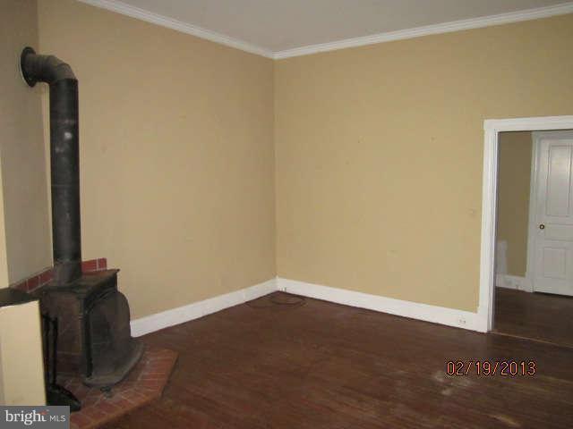 22022 Dickerson Road Dickerson, MD 20842 - Photo 4 of 23 Living Room