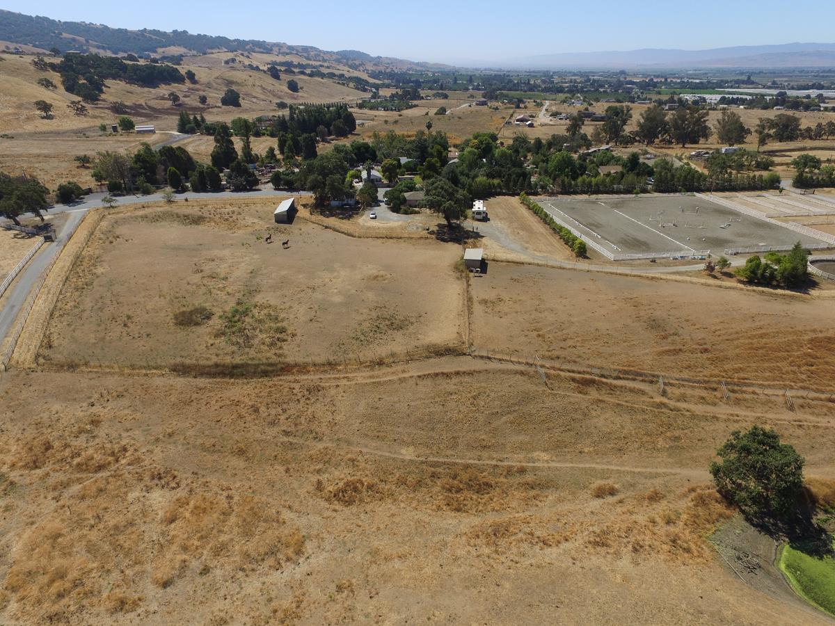 3245 Roop Road Gilroy, CA 95020 - Photo 11 of 35 a view of a dry yard