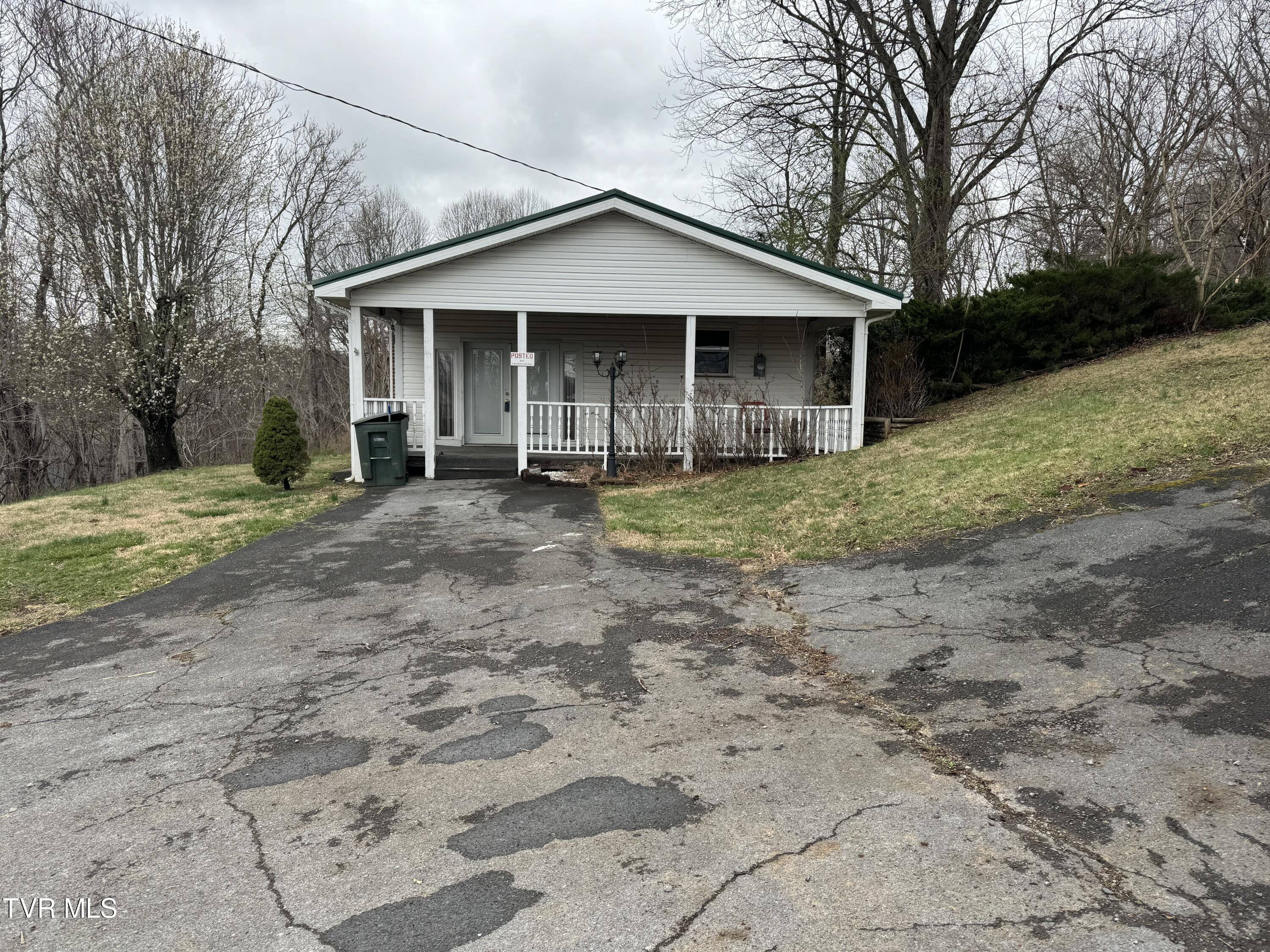 1872 South Southside Road Elizabethton, TN 37643 - Photo 3 of 32 IMG_8392