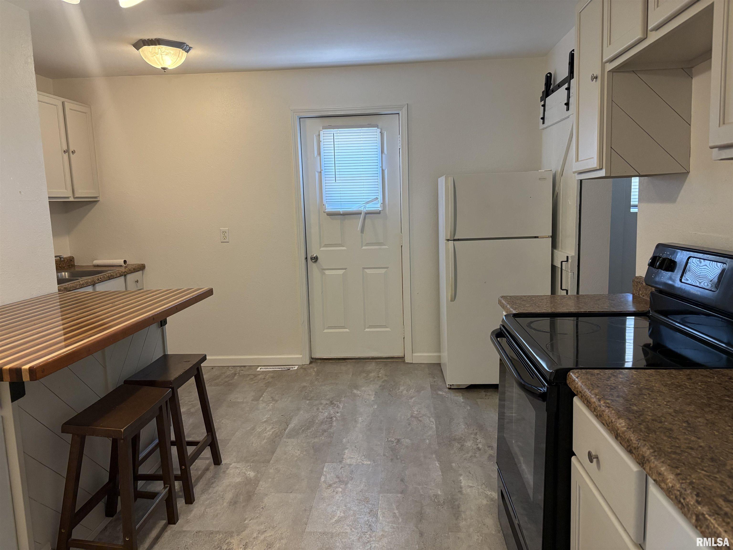 635 Starr Street Nokomis, IL 62075 - Photo 4 of 14