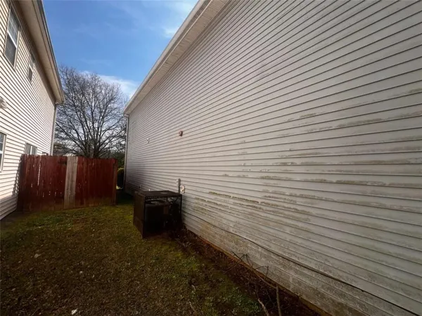 a view of a backyard
