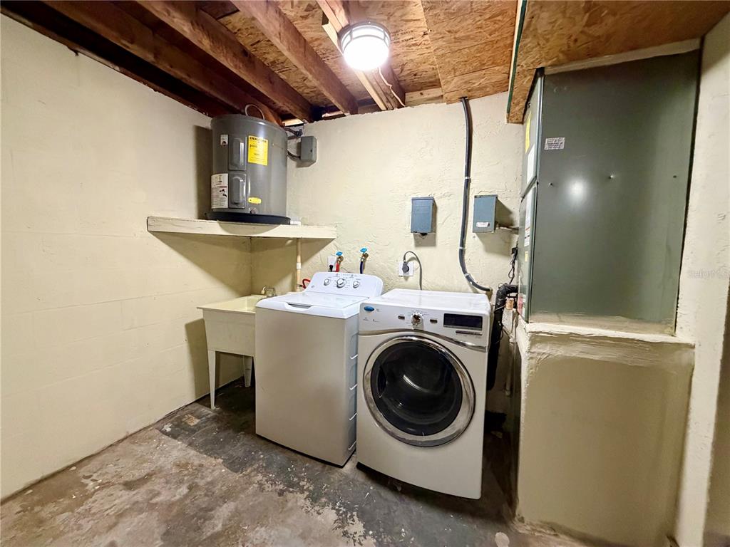 7314 Patio Row Hudson, FL 34667 - Photo 16 of 17 a utility room with dryer and washer