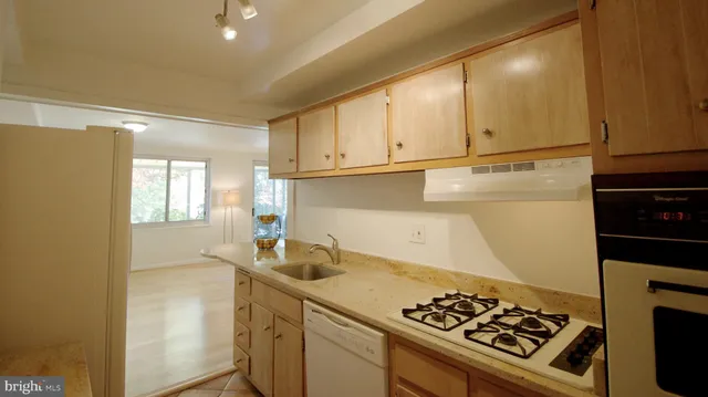 $249,000 | 10201 Grosvenor Place, Unit 112, North Bethesda, MD 20852