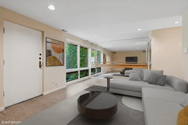 $1,100,000 | 1318 North Sutton Place, Chicago, IL 60610