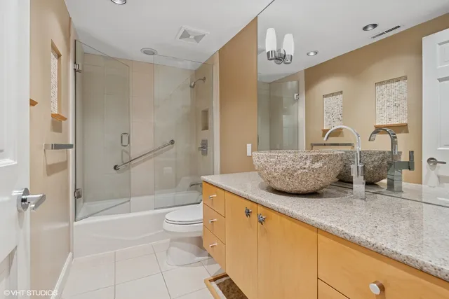 $1,100,000 | 1318 North Sutton Place, Chicago, IL 60610