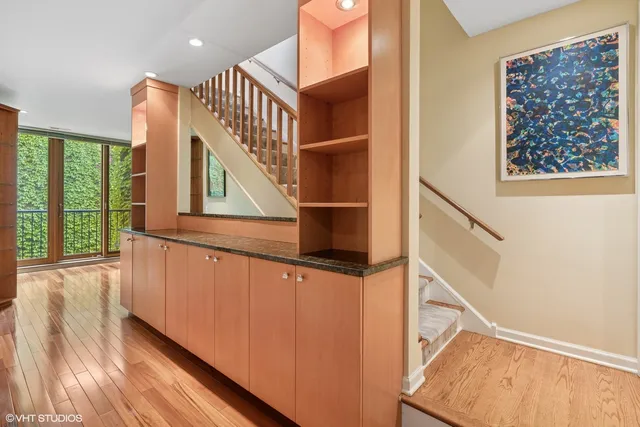 $1,100,000 | 1318 North Sutton Place, Chicago, IL 60610