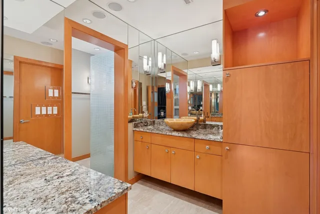 $1,100,000 | 1318 North Sutton Place, Chicago, IL 60610