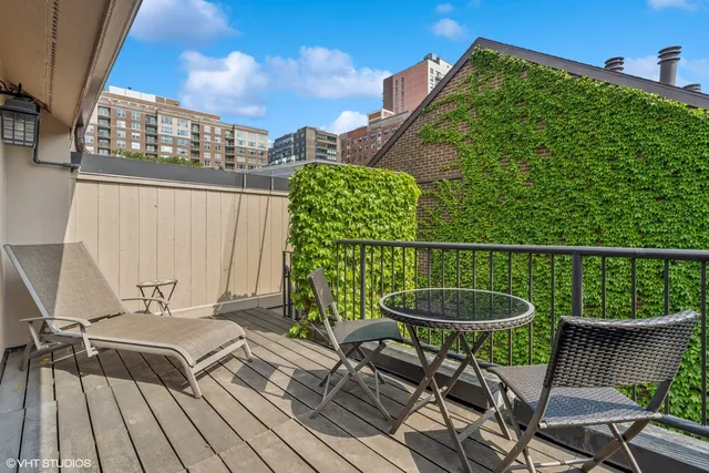 $1,100,000 | 1318 North Sutton Place, Chicago, IL 60610