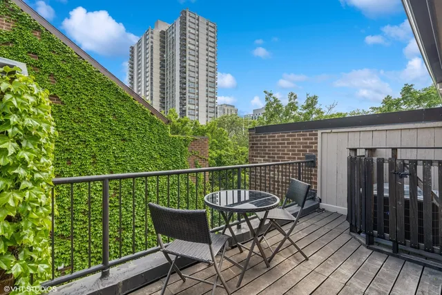 $1,100,000 | 1318 North Sutton Place, Chicago, IL 60610