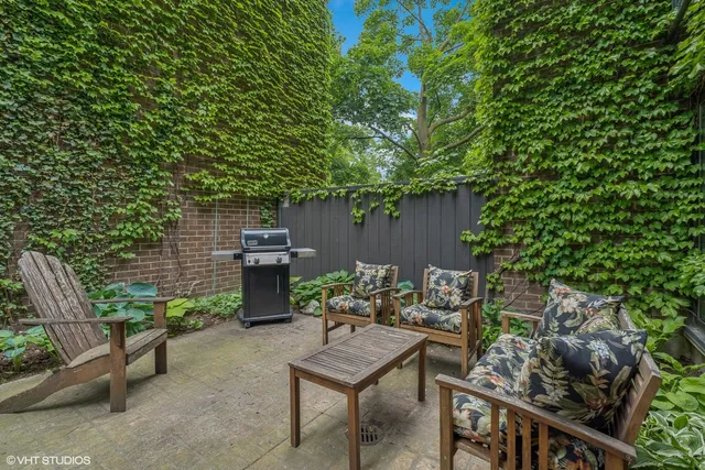 $1,100,000 | 1318 North Sutton Place, Chicago, IL 60610