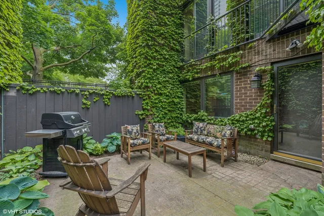 $1,100,000 | 1318 North Sutton Place, Chicago, IL 60610
